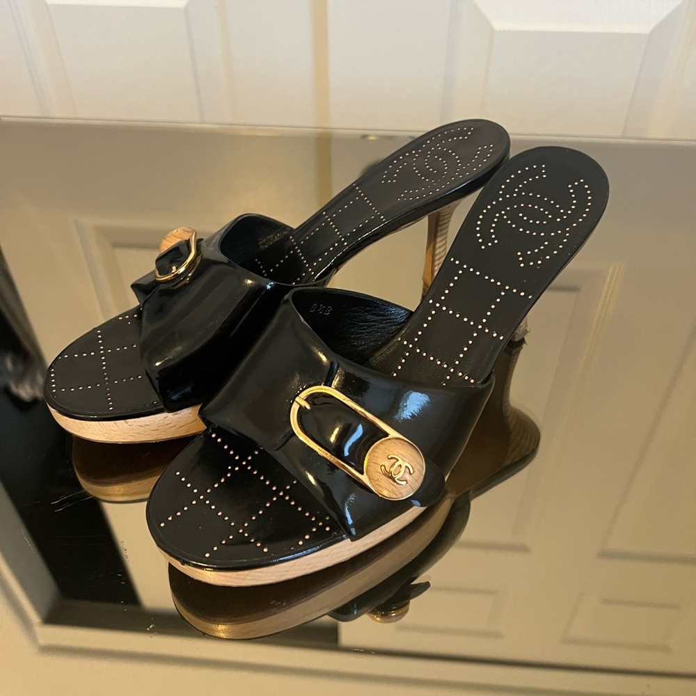 Vintage Chanel heels early 2000s